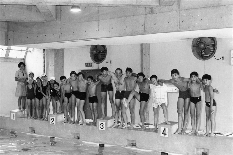 1971年明星大学のプールで水泳