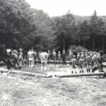 1972年ハウス前広場　丸太