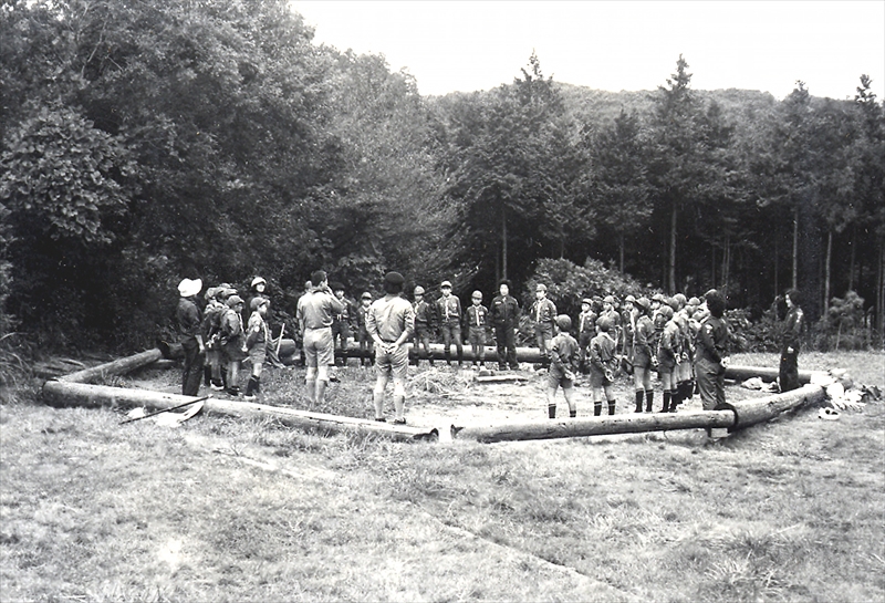 1972年ハウス前広場　丸太