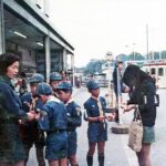 1973年10月赤い羽根高幡不動駅前