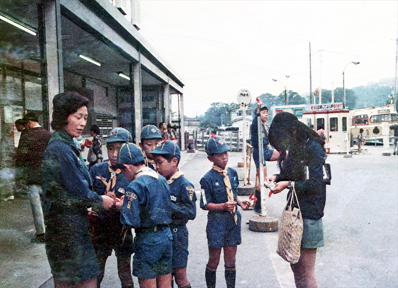 1973年10月赤い羽根高幡不動駅前