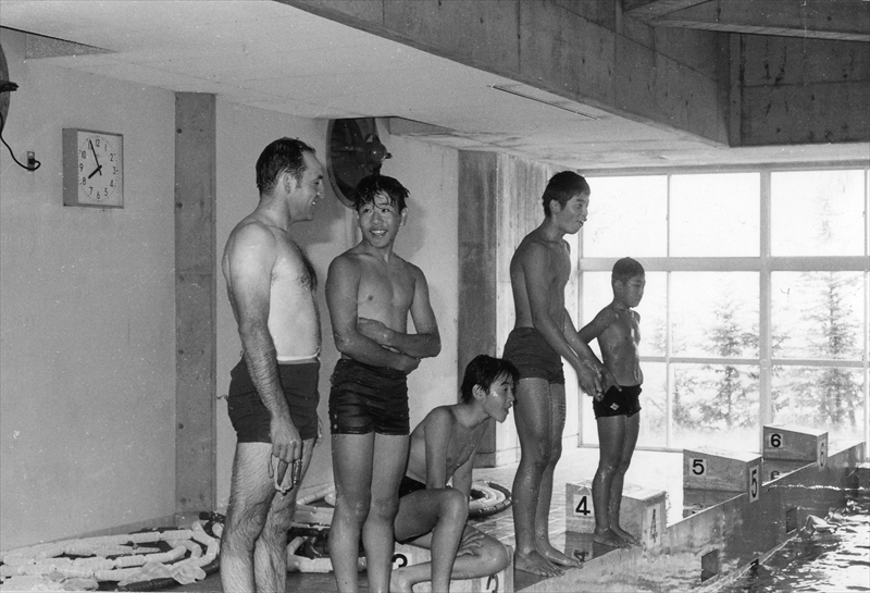 1971年明星大学のプールで水泳