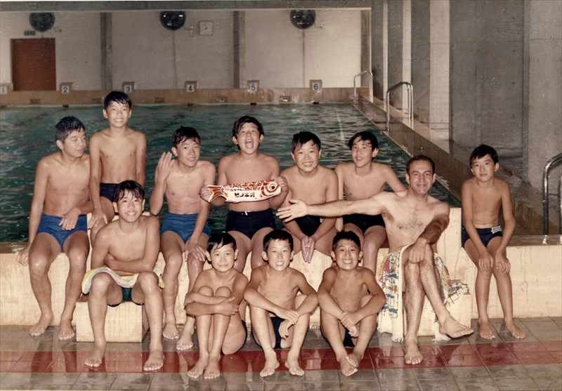 1971年明星大学のプールで水泳